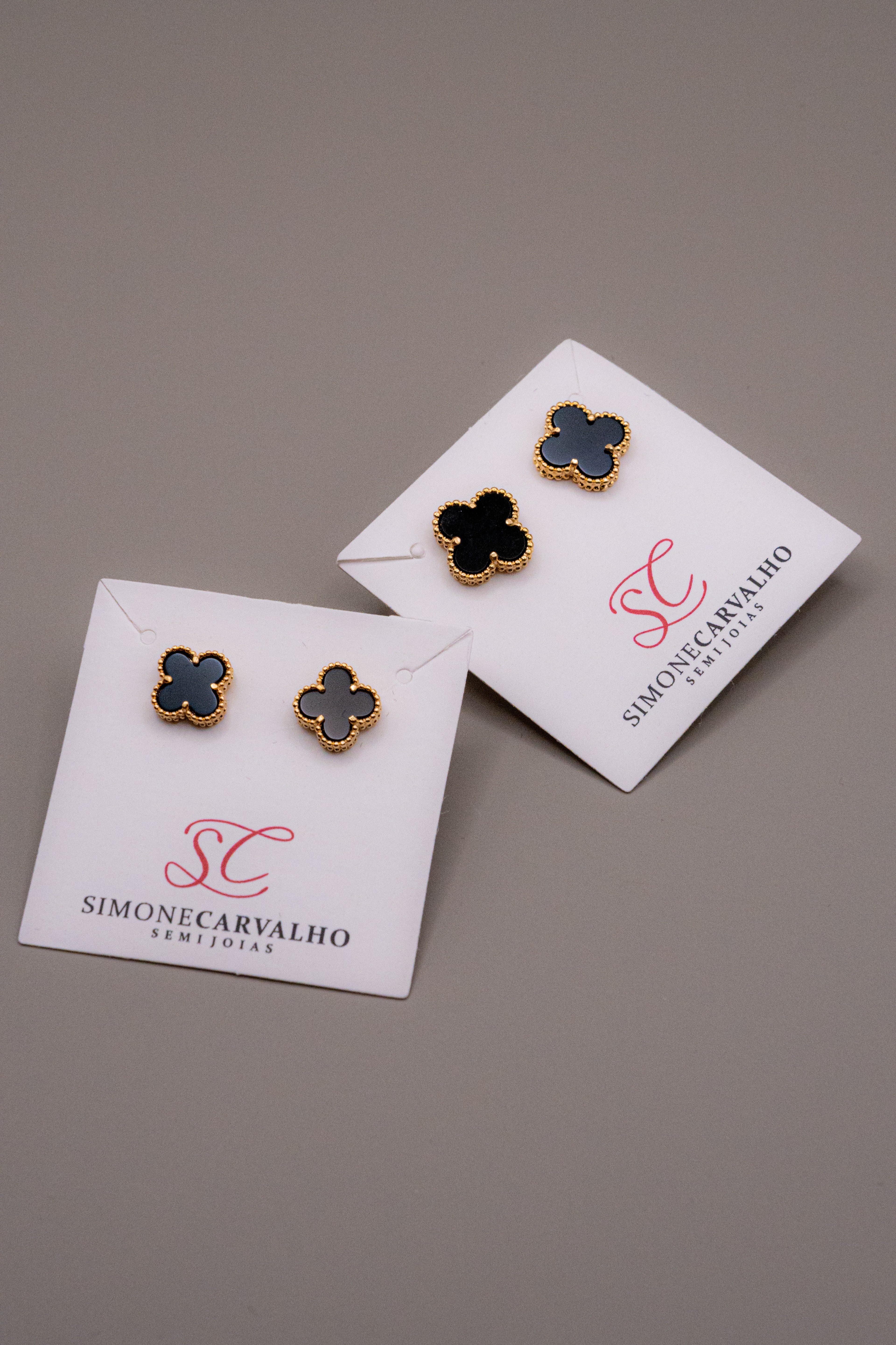 Brinco Trevo Ônix Elegance